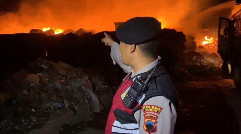 Kebakaran Hebat Landa Pabrik Kertas di Kudus, Petugas Berjibaku Berjam-jam Padamkan Api