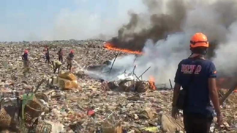 Kebakaran di TPAS Cikolotok Purwakarta Membesar, Api Merembet ke Lahan Warga