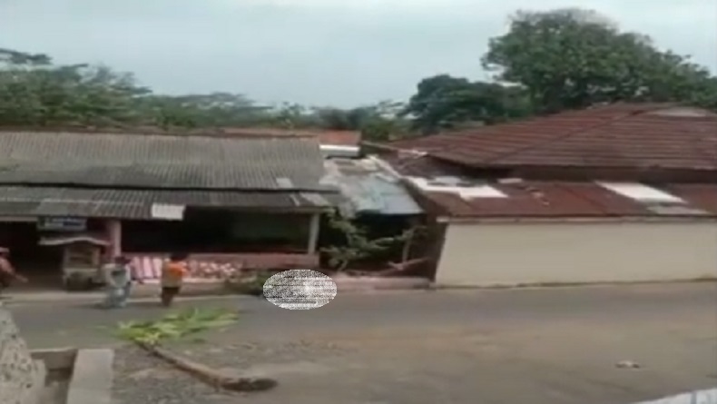 Viral Kecelakaan Motor Terbang Nyangkut di Atap Rumah Warga Banyumas, 1 Pelajar Tewas