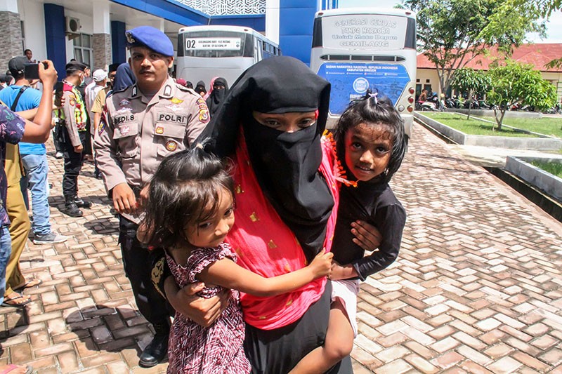 36 Orang Etnis Rohingya Terdampar di Laut Aceh - Bagian 3
