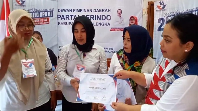 Peserta Beauty Class Bacaleg Partai Perindo di Majalengka Dapat Serifikat