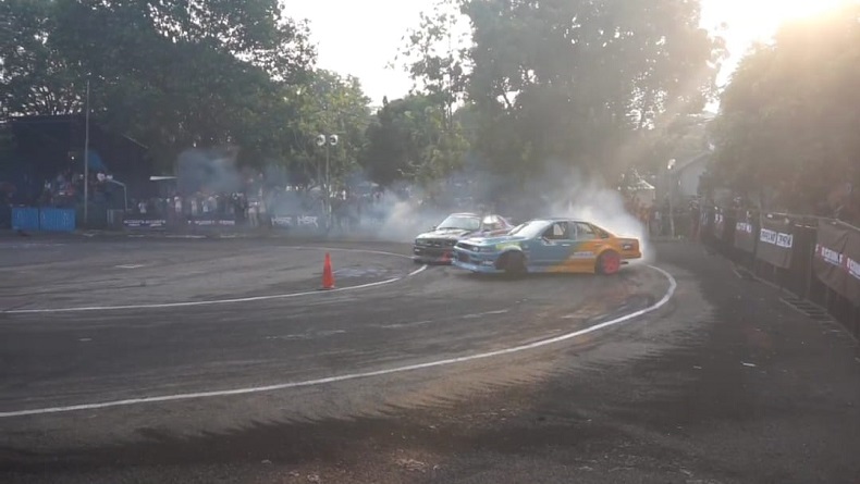 Seru dan Menegangkan, Nonton Aksi Drifting Mobil Sedan di IDS Series Sesi 3 Bandung