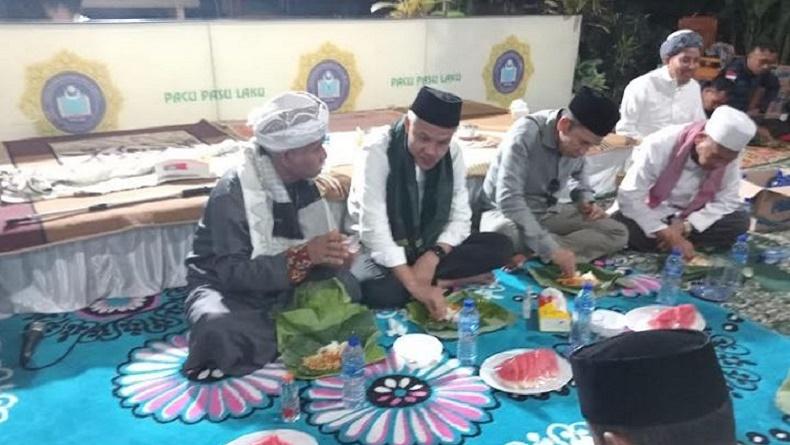 Momen Ganjar Lahap Santap Nasi Daun di Ponpes Darul Habibi NWDI