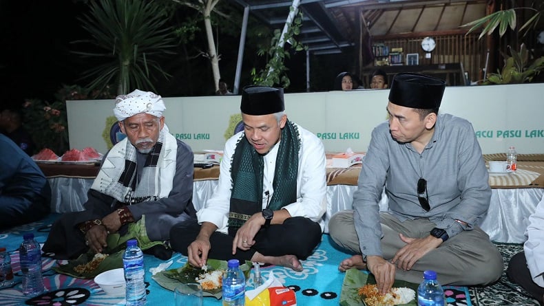 Ganjar Makan Nasi Puyung Bersama Ulama Ponpes Darul Habibi Lombok Tengah: Enak Sekali