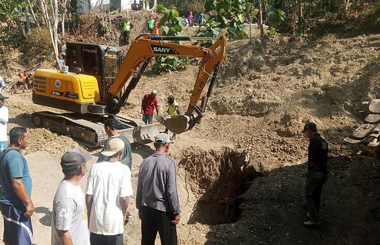 title Dinilai Berbahaya, Sinkhole di Kalibawang Kulonprogo Ditutup Tanah Urug Dinilai Berbahaya, Sinkhole di Kalibawang Kulonprogo Ditutup Tanah Urug
