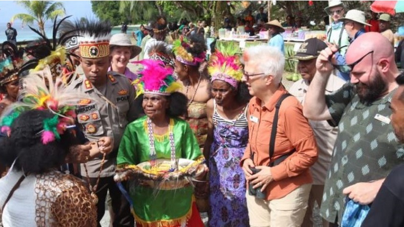 Kapal Pesiar Bawa Wisatawan Mancanegara Datang ke Yapen Papua, Polisi Beri Pengamanan