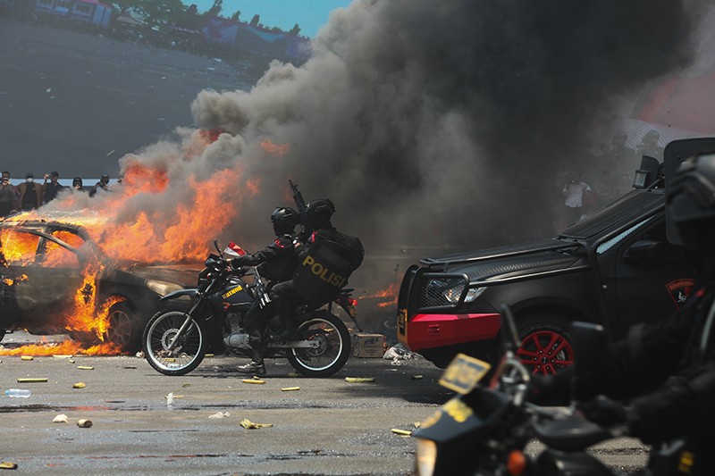 Massa Anarkistis Bakar Mobil di Surabaya - Bagian 2