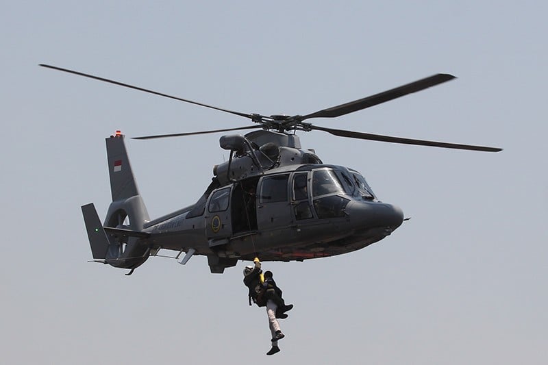 Massa Anarkistis Bakar Mobil di Surabaya - Bagian 3