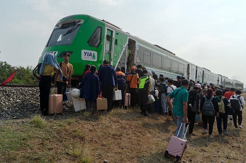 Kecelakaan KA Argo Semeru, Ambulans Berjejer Bawa Korban di Lokasi Kejadian - Bagian 2