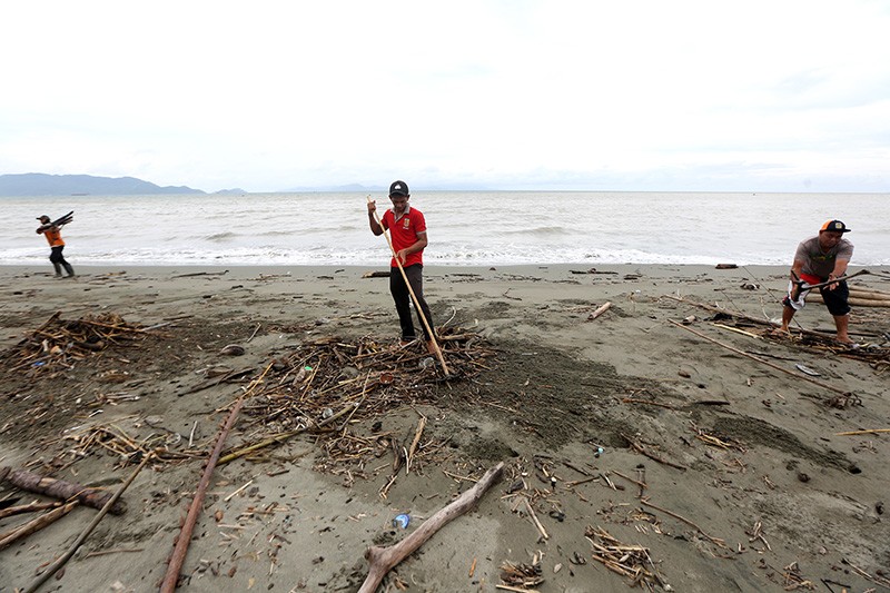 Pantai Wisata Gampong Jawa Tercemar Sampah Kayu - Bagian 2