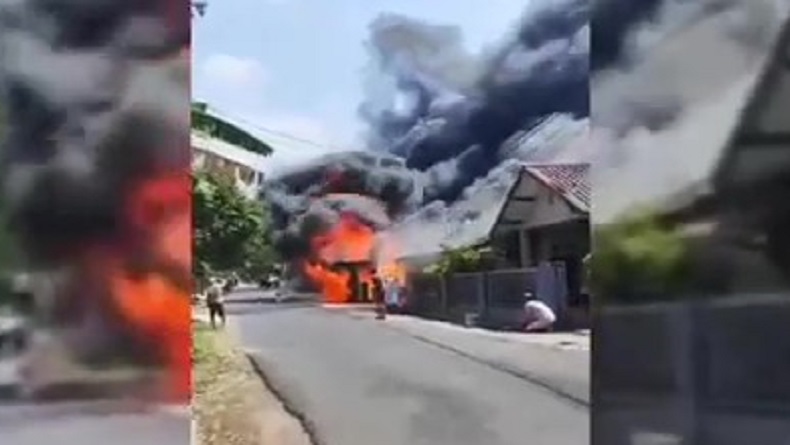 Pom Mini di Sumedang Meledak Hanguskan 4 Ruko 3 Kendaraan, Pemilik Luka-luka