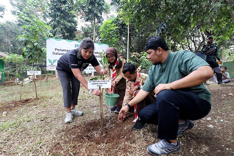 Penanaman 500 Bibit Pohon Dalam Program Penyelamatan Hutan Karbon - Bagian 2