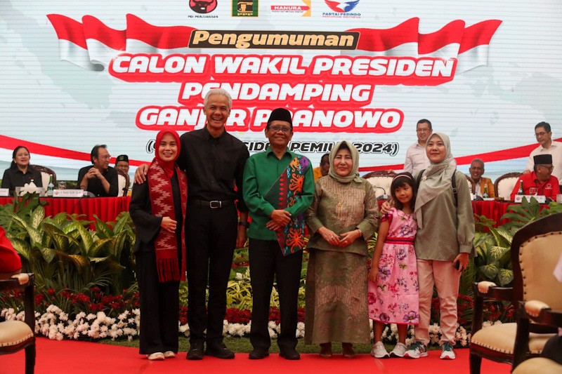 Momen Ganjar-Mahfud MD Bergandengan Tangan Deklarasi Capres Cawapres - Bagian 3