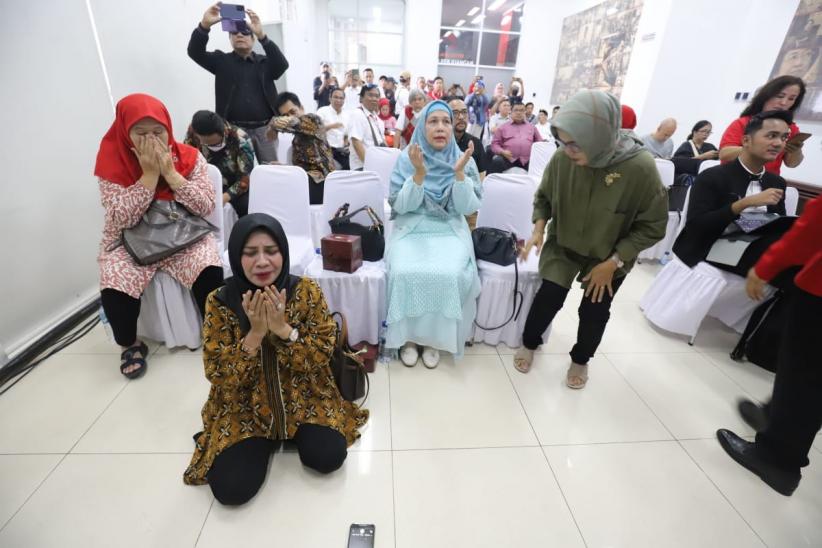 Mahfud MD Dampingi Ganjar Pranowo, Relawan Sujud Syukur - Bagian 3