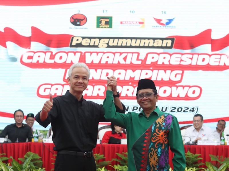 Momen Ganjar-Mahfud MD Bergandengan Tangan Deklarasi Capres Cawapres - Bagian 2