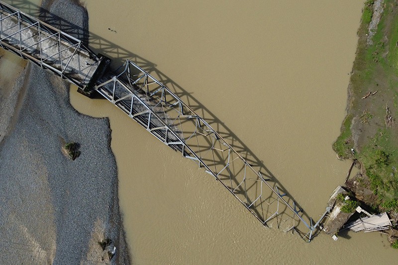 Jembatan Rangka Baja Ambruk di Nagan Raya, Warga Harus Memutar 40 Km - Bagian 3