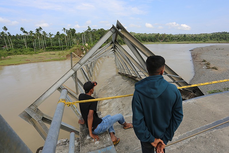 Jembatan Rangka Baja Ambruk di Nagan Raya, Warga Harus Memutar 40 Km - Bagian 2