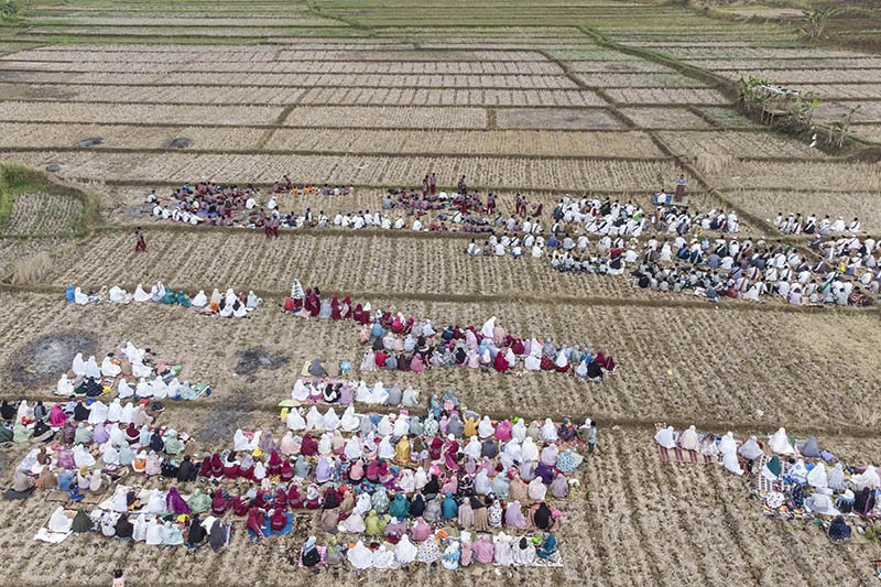 Warga Ciamis Sholat Meminta Hujan di Tengah Sawah Kering - Bagian 2