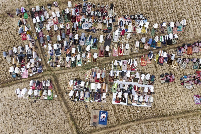 Warga Ciamis Sholat Meminta Hujan di Tengah Sawah Kering - Bagian 1