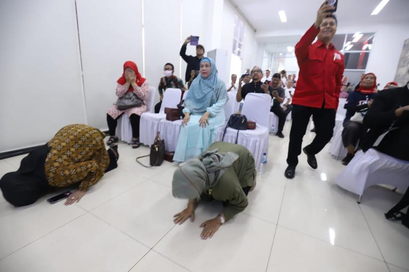 Mahfud MD Dampingi Ganjar Pranowo, Relawan Sujud Syukur - Bagian 1