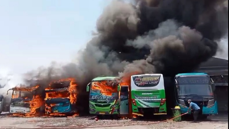 Diduga Korsleting, 5 Bus PO Sahabat Cirebon Ludes Terbakar