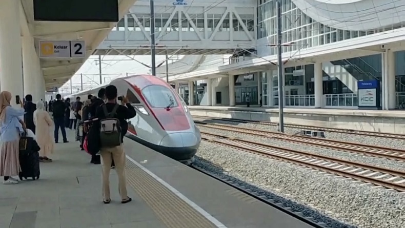 Ratusan Penumpang Jajal Kereta Cepat pada Hari Pertama Pemberlakuan Tiket Harga Promo