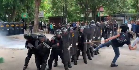 Pontianak Mencekam, Begini Simulasi Penanganan Demo Anarkistis Pemilu 2024