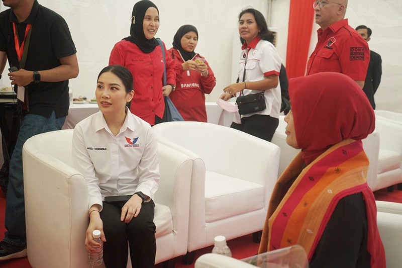 Angela Tanoesoedibjo Dampingi Siti Atikoh Ganjar Bersiap ke KPU - Bagian 4