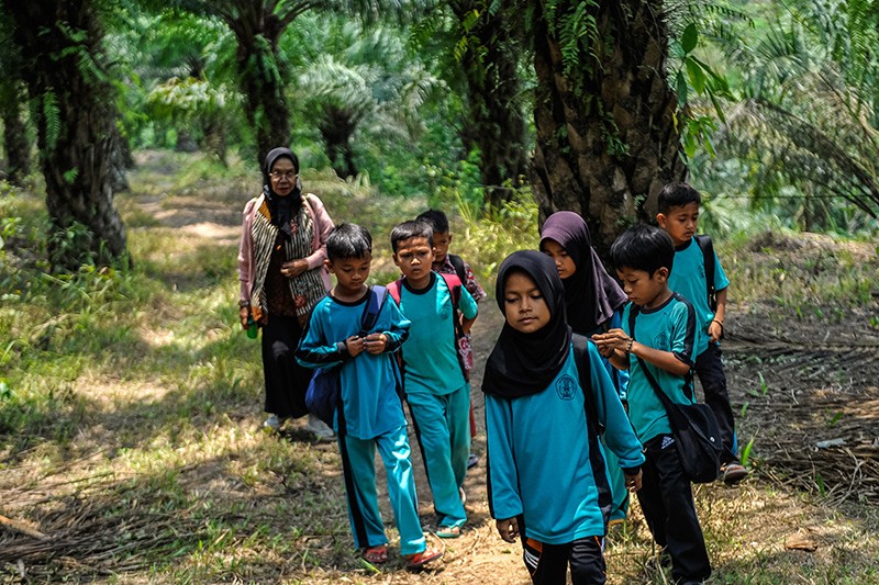 Potret Pelajar di Lebak Jalan Kaki 2 Km Lewati Hutan karena Infrastruktur Rusak - Bagian 2