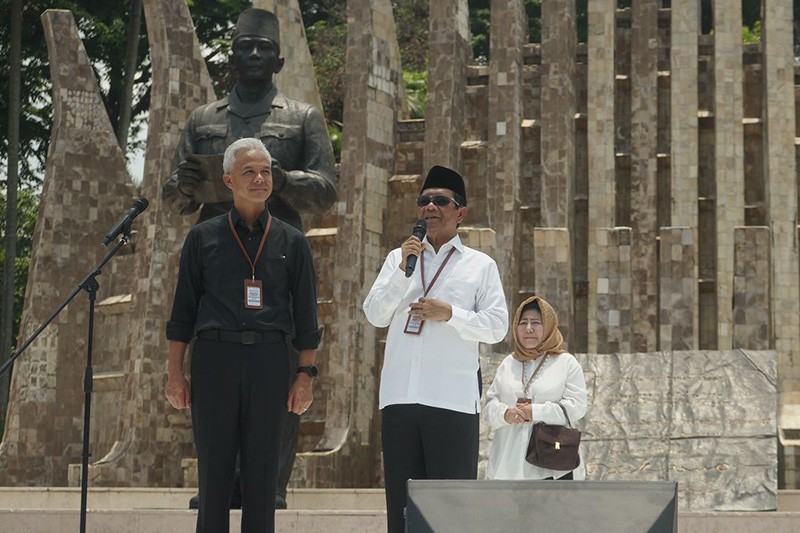 Bismillah, Ganjar Pranowo - Mahfud MD Bersiap Berangkat ke KPU - Bagian 3