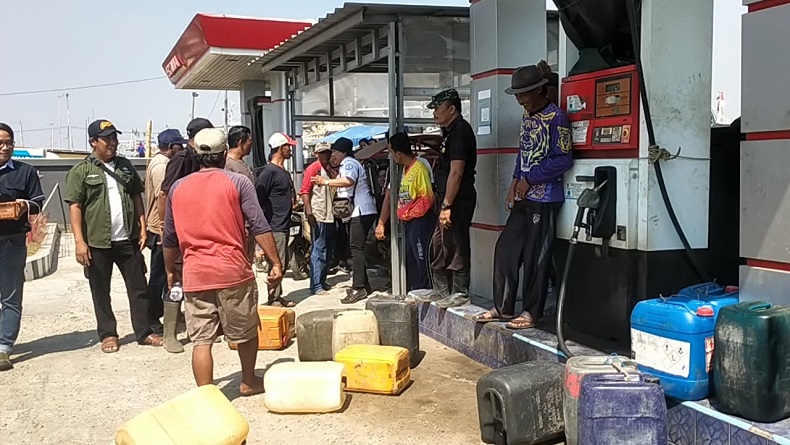 Nelayan Pantura Indramayu Keluhkan Kebijakan Penggunaan Aplikasi saat Isi Solar Bersubsidi