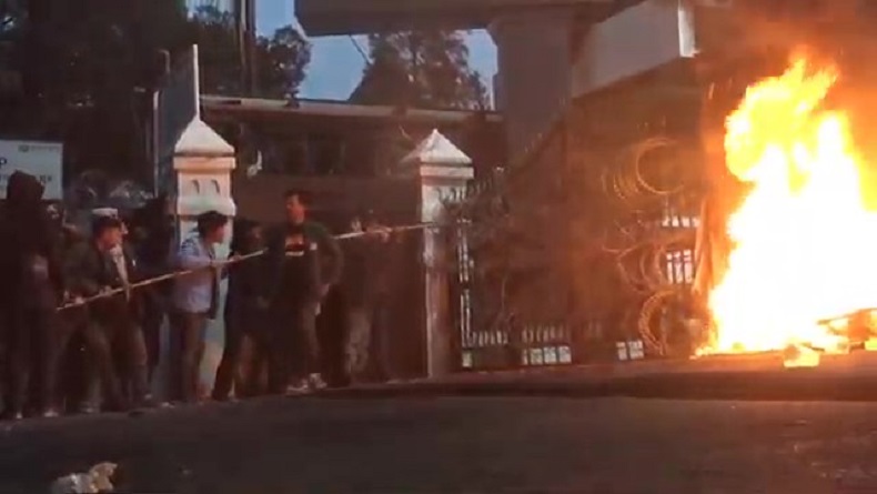 Kecewa Putusan Batas Usia Capres Cawapres, Mahasiswa Bakar Pagar Gedung DPRD Jabar