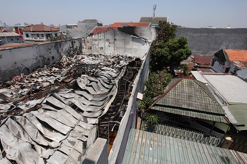 Damkar Berjibaku Padamkan Kebakaran Pabrik Lilin di Surabaya - Bagian 3