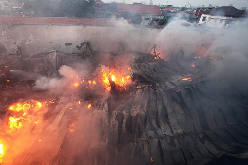 Damkar Berjibaku Padamkan Kebakaran Pabrik Lilin di Surabaya - Bagian 2