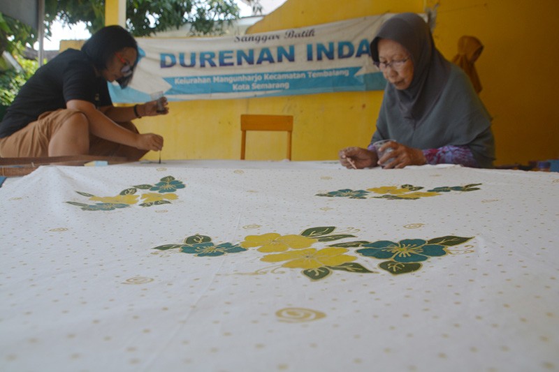 Semangat Ibu-Ibu Pelaku UMKM Membuat Batik - Bagian 4