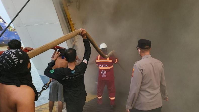 Kebakaran KMP Tranship I di Pelabuhan Bakauheni, Asap Muncul dari dalam Kapal
