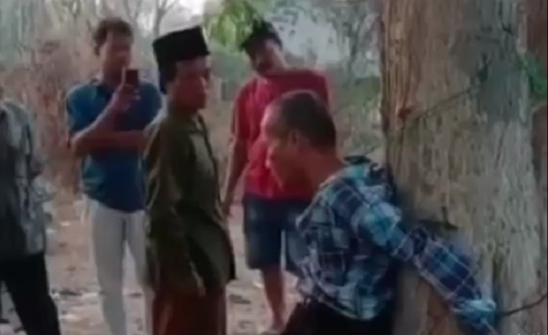 title Viral Pencuri Motor di Bangkalan Diikat di Pohon lalu Dihajar Warga hingga Tak Berdaya  Viral Pencuri Motor di Bangkalan Diikat di Pohon lalu Dihajar Warga hingga Tak Berdaya