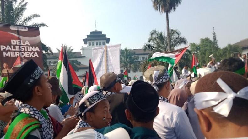 Ribuan Warga Jawa Barat Gelar Aksi Bela Palestina di Gedung Sate, Kutuk Serangan Israel