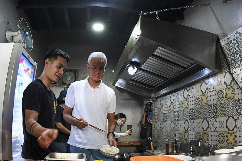Momen Ganjar Pranowo Makan Bakmie Bareng Keluarga di Tengah Kesibukan - Bagian 2