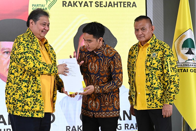 Ekspresi Gibran Terima Surat Dukungan Cawapres dari Partai Golkar - Bagian 2