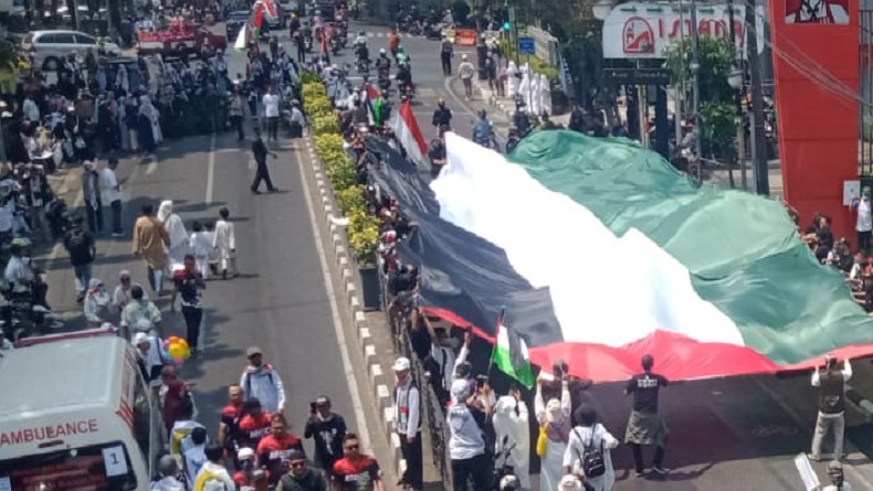 Aksi Bela Palestina di Bandung, Massa Bentangkan Bendera Raksasa Depan Pusat Perbelanjaan