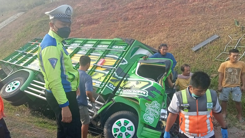 Kecelakaan di Tol Cipali, Truk Terguling usai Terlibat Tabrak Belakang, 2 Orang Luka