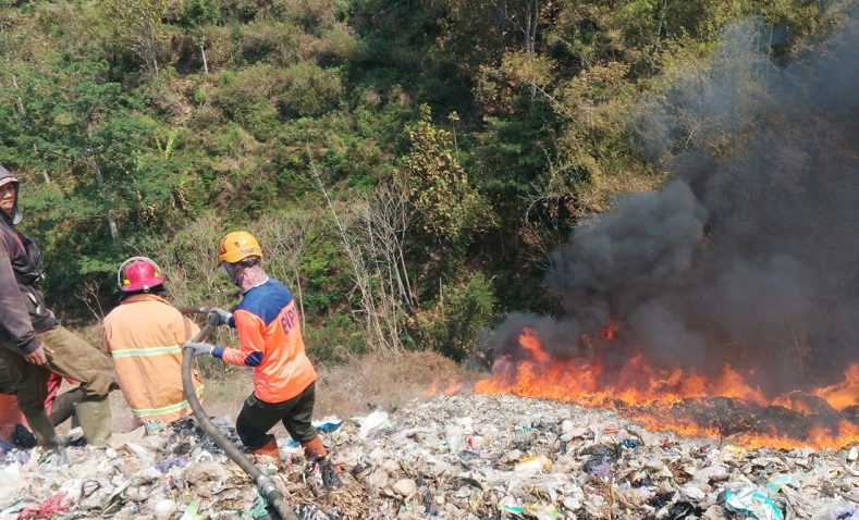 Kebakaran TPA Tlekung Kota Batu Belum Padam setelah 22 Jam Pemadaman, Ini Kendalanya 