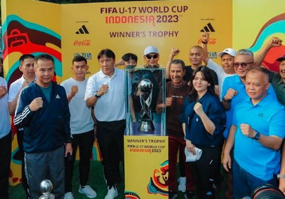 Trofi Piala Dunia U-17 di Dago Park Bandung Disambut Antusias Warga