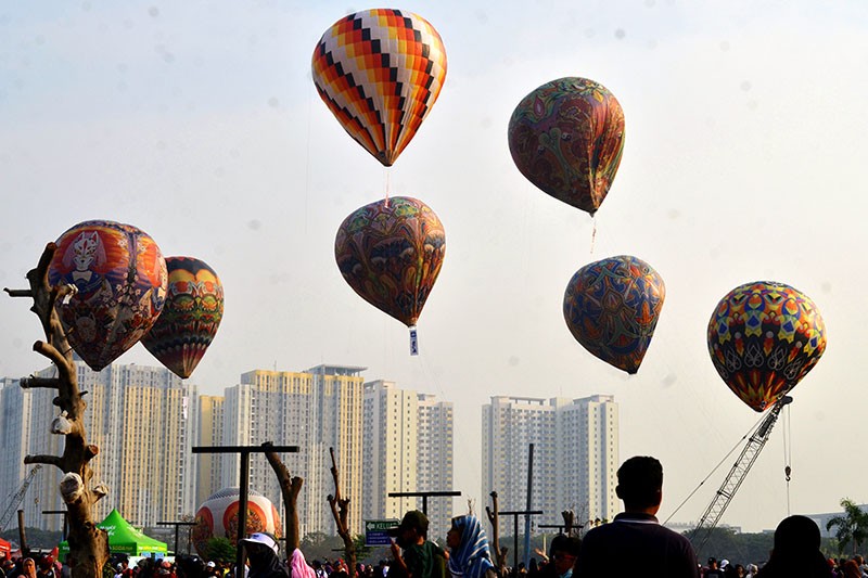 Balon Udara Didatangkan dari Wonosobo Terbang di Langit Bekasi - Bagian 1