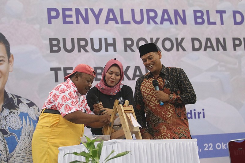 Senyum Semringah Buruh Pabrik Rokok dan Petani Tembakau Dapat BLT Rp1 Juta - Bagian 3