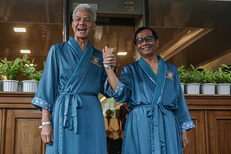 Bakal Capres Cawapres Ganjar-Mahfud Jalani Tes Kesehatan - Bagian 2