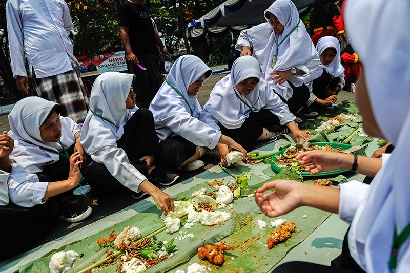 10 Ribu Santri Makan Nasi Liwet Barang dengan Alas Daun Pisang - Bagian 2