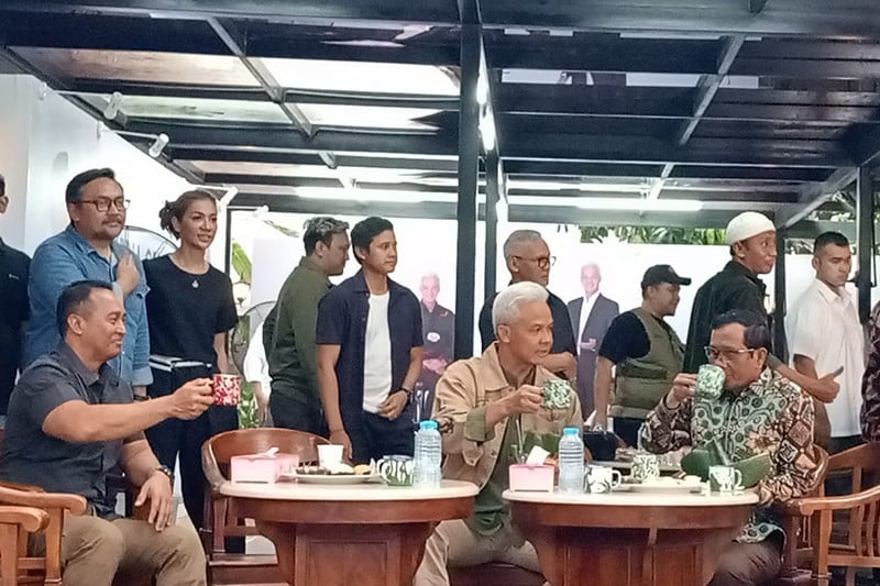 Ganjar-Mahfud Santai Minum Jamu Tradisional usai Cek Kesehatan - Bagian 1