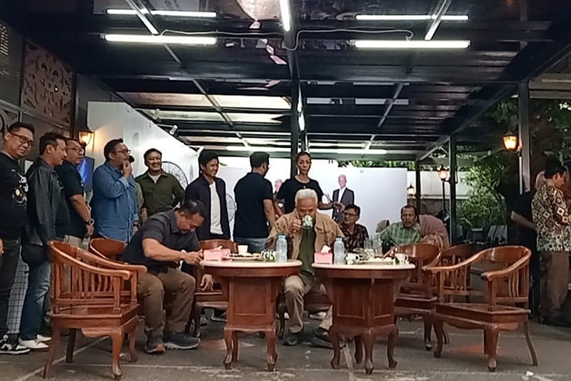 Ganjar-Mahfud Santai Minum Jamu Tradisional usai Cek Kesehatan - Bagian 3